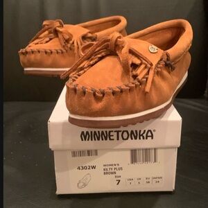 Minnetonka Women's Kilty Plus Moccasins - Brown - IN BOX - NEVER WORN